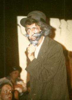 En train de jouer le vilain Fagin dans la comédie musicale 'Oliver' (Australie, dans les années 80)