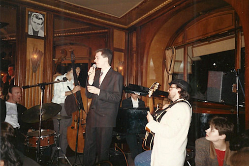   Au chant avec le quartet Eddie Goldstein au Hollywood Savoy (Paris, dans les années 90)  
