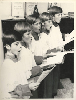   Sur la gauche, Andrew enfant de choeur (Australie, dans les années 70)  